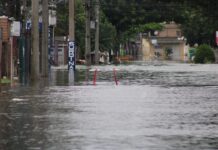 A rua Venâncio Aires no Bairro Niterói em Canoas, está alagada. Um trecho entre as ruas Minas Gerais até Epitácio Pessoa está embaixo d'água. Apenas veículos altos conseguem trafegar no trecho.