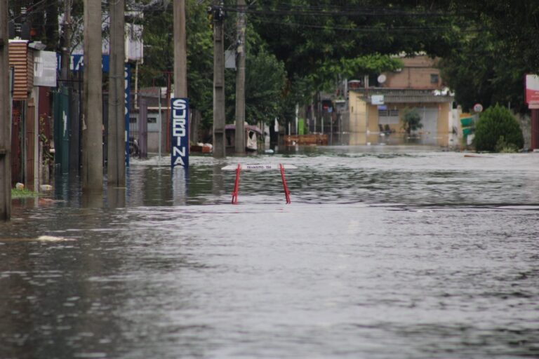A rua Venâncio Aires no Bairro Niterói em Canoas, está alagada. Um trecho entre as ruas Minas Gerais até Epitácio Pessoa está embaixo d'água. Apenas veículos altos conseguem trafegar no trecho.