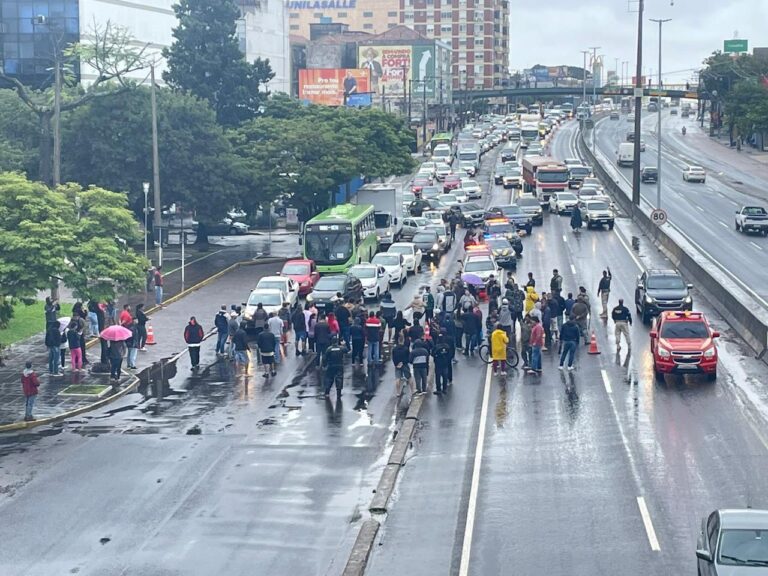 Em protesto, moradores afetados pela enchente bloqueiam BR-116 em Canoas