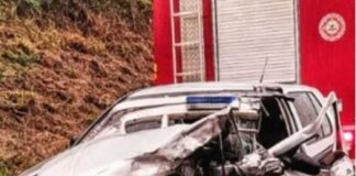 Homem morre após colisão frontal entre dois carros. O motorista do Golf de 58 anos ficou preso às ferragens e morreu no local,