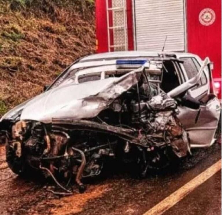 Homem morre após colisão frontal entre dois carros. O motorista do Golf de 58 anos ficou preso às ferragens e morreu no local,