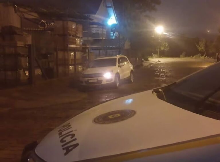 Homem é encontrado morto dentro de carro com marcas de tiros. O Serviço de Atendimento Móvel de Urgência (SAMU), constatou o óbito no local.