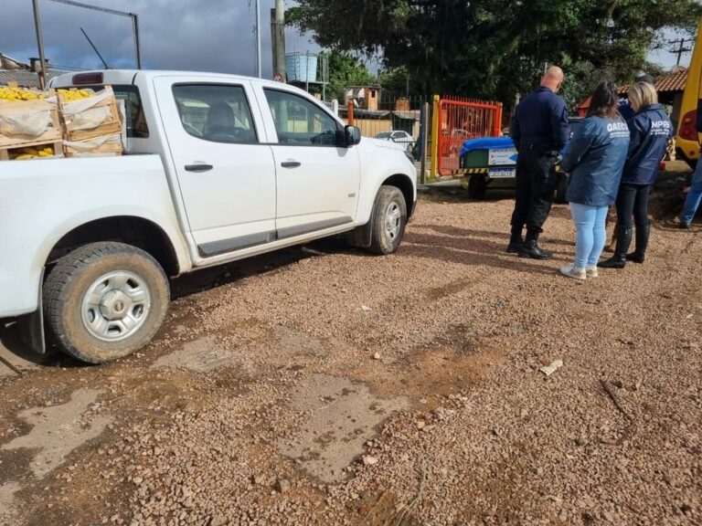 Operação prende integrantes da Defesa Civil que estavam desviando doações. Três agentes públicos foram alvo da ação.