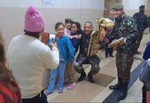 Enchente em Canoas: Exército faz a alegria de famílias em abrigo. Entre os abrigos visitados, três atenderam públicos específicos.