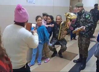 Enchente em Canoas: Exército faz a alegria de famílias em abrigo. Entre os abrigos visitados, três atenderam públicos específicos.