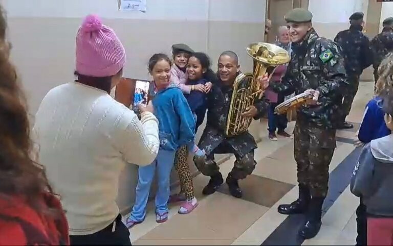 Enchente em Canoas: Exército faz a alegria de famílias em abrigo. Entre os abrigos visitados, três atenderam públicos específicos.