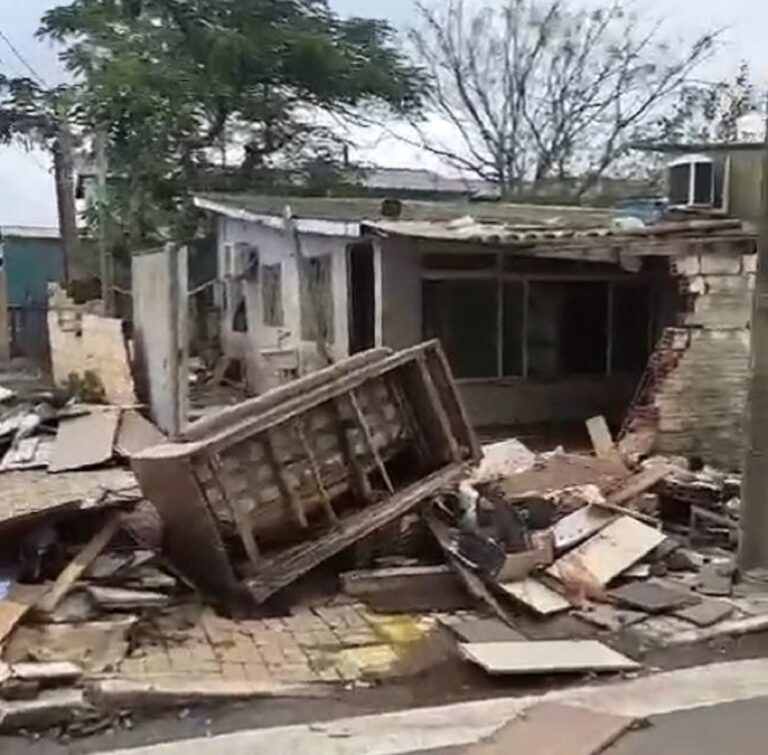Enchente em Canoas: Após água baixar, destruição e lixo tomam contas de ruas do Rio Branco