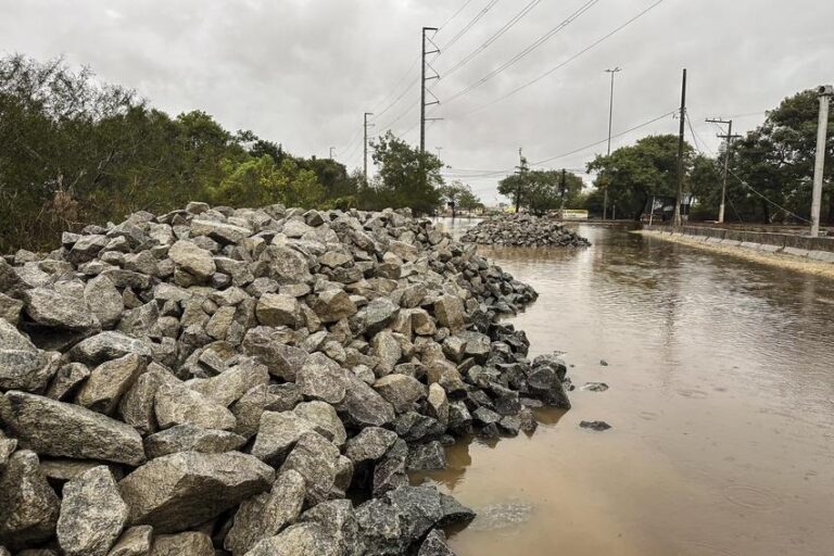 Corredor de acesso está sendo construído na Assis Brasil, em Porto Alegre. O novo acesso tem cerca de 300 metros.