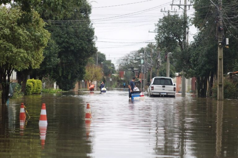 Prefeitura de Canoas alerta para chuva forte e rajadas de vento. O volume de precipitação poderá chegar a 40mm.