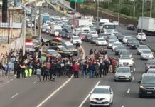 Moradores bloqueiam BR-116 em protesto contra alagamentos em Canoas. Eles reivindicam o funcionamento das duas casas de bombas