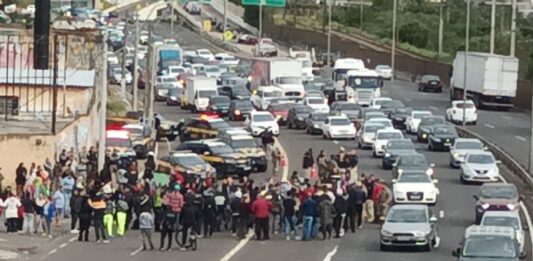 Moradores bloqueiam BR-116 em protesto contra alagamentos em Canoas. Eles reivindicam o funcionamento das duas casas de bombas