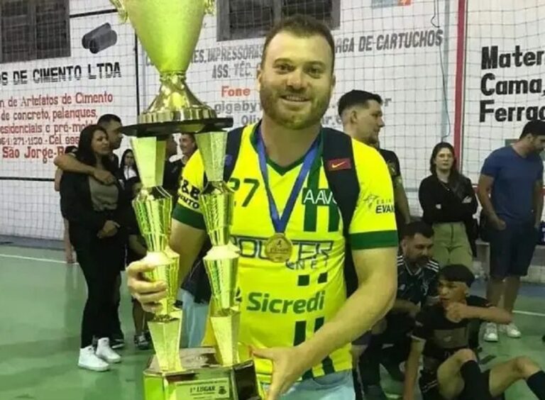 Morre voluntário que se acidentou ajudando vítimas das enchentes. Durante a atividade, ele caiu da caçamba de uma camionete e bateu a cabeça