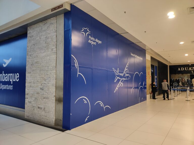 Primeiro voo comercial da história pousa em Canoas