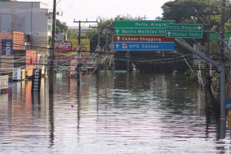 Militares são afastados pelo Exército após falso alerta de evacuação no Mathias Velho em Canoas