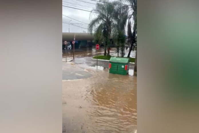A rua Cândido Machado no centro de Canoas foi invadida pela água após o Arroio Araçá transbordar.