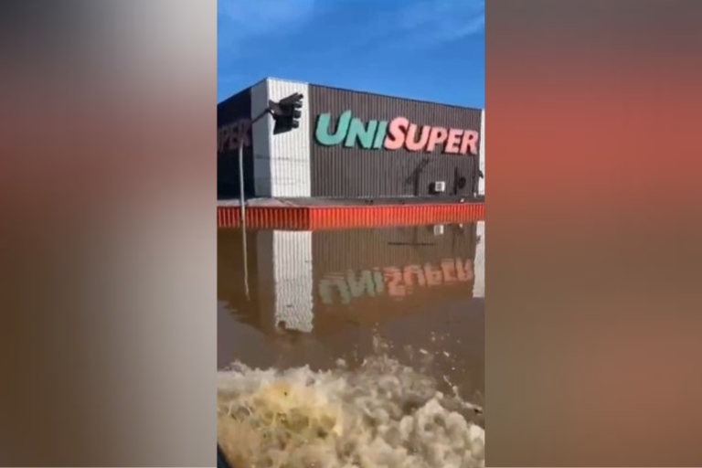 Casas e supermercados estão submersos no bairro Rio Branco, em Canoas