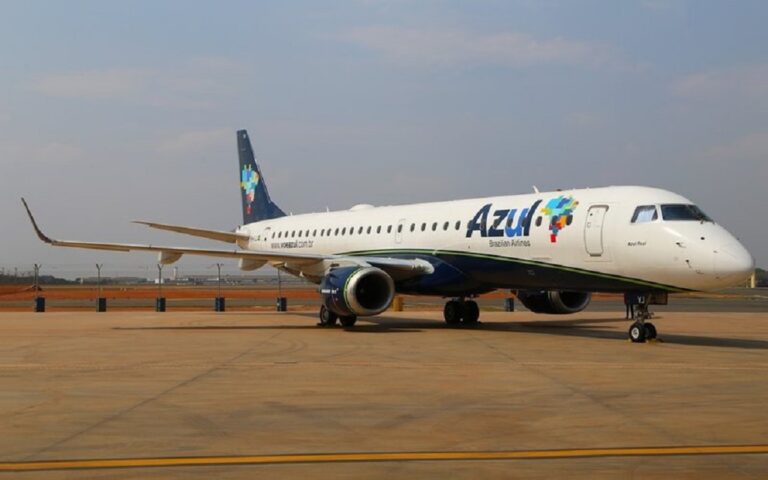 A Azul anunciou nesta terça-feira (21) o início da operação de voos na Base Aérea de Canoas. Diariamente, aeronaves Embraer E1-195 farão o trajeto Canoas - Viracopos, em Campinas, no Interior de São Paulo.