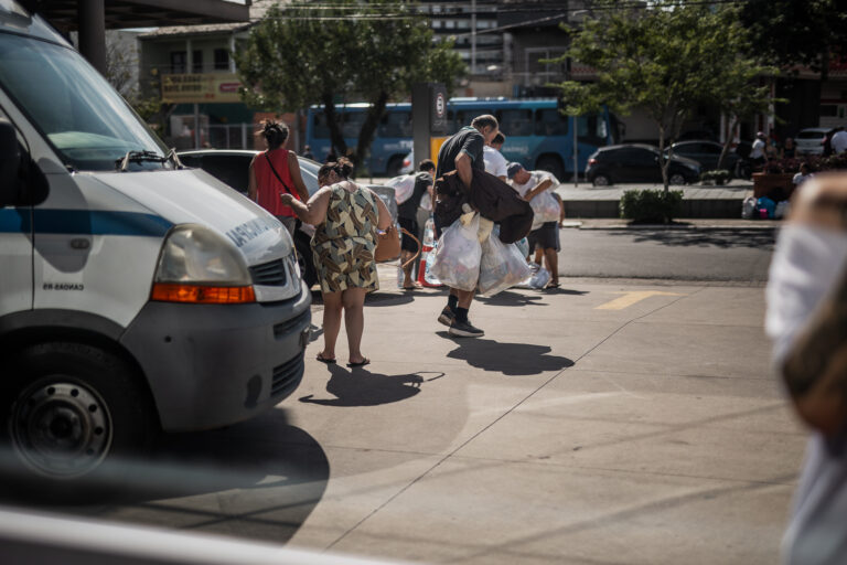 Atingidos pela enchente em Canoas podem retirar alimentos, roupas e itens de higiene na Central de Entrega de Doações.