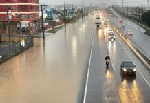 Após o grande volume de chuva registrado nas últimas horas em Canoas na tarde desta quinta-feira (23), uma pista da BR-116 está bloqueada. O motivo é a água que começou a invadir a pista e dificultar o trânsito de veículos.
