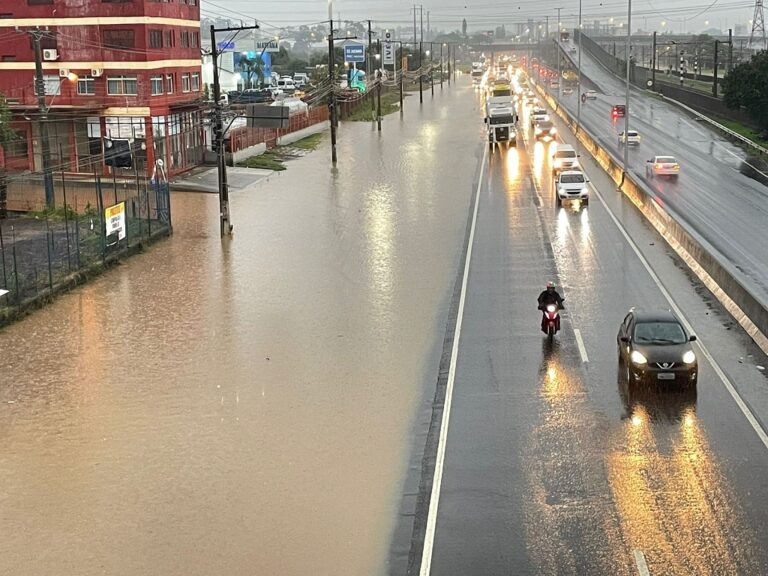 Após o grande volume de chuva registrado nas últimas horas em Canoas na tarde desta quinta-feira (23), uma pista da BR-116 está bloqueada. O motivo é a água que começou a invadir a pista e dificultar o trânsito de veículos.