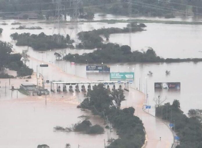 A BR-386 está totalmente bloqueada no trecho entre Nova Santa Rita e Montenegro. No local, a água invadiu as duas pistas da rodovia. A praça de pedágio do km 425 está submersa