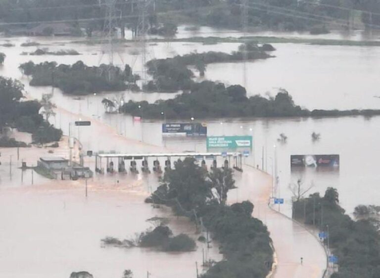 A BR-386 está totalmente bloqueada no trecho entre Nova Santa Rita e Montenegro. No local, a água invadiu as duas pistas da rodovia. A praça de pedágio do km 425 está submersa
