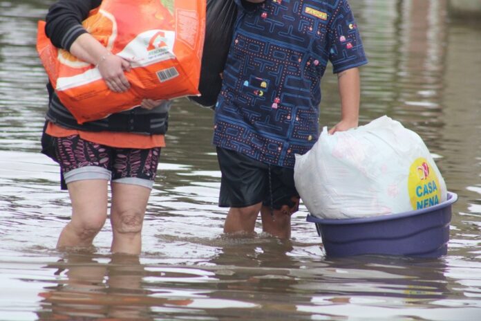 A água acumulada da forte chuva registrada na última quinta-feira (23) em Canoas segue causando transtornos para moradores do bairro Niterói.