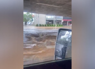O arroio da avenida Inconfidência, em Canoas, transbordou nesta quinta-feira devido ao intenso volume de chuva. O arroio é localizado abaixo do viaduto da antiga Metrovel.