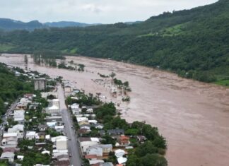A Defesa Civil do Rio Grande do Sul confirmou na manhã desta quinta-feira (1°) dez mortes causadas pelas chuvas. Além disso, em boletim, o órgão informou que mais de duas mil pessoas tiveram que deixar suas casas.