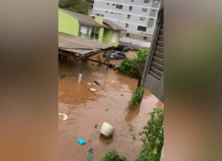 Circula pelas redes sociais o vídeo de uma moradora de Nova Prata, na Serra Gaúcha, gravando o momento que a água invade residências e arrasta carros. As imagens foram feitas na manhã desta quarta-feira (1°)