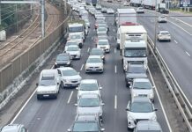 Motoristas encaram um grande congestionamento na BR-116 em Canoas nesta terça-feira (28). Há relatos de espera superior a três horas.