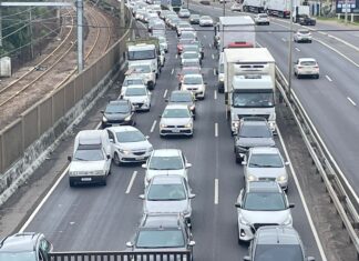 Motoristas encaram um grande congestionamento na BR-116 em Canoas nesta terça-feira (28). Há relatos de espera superior a três horas.