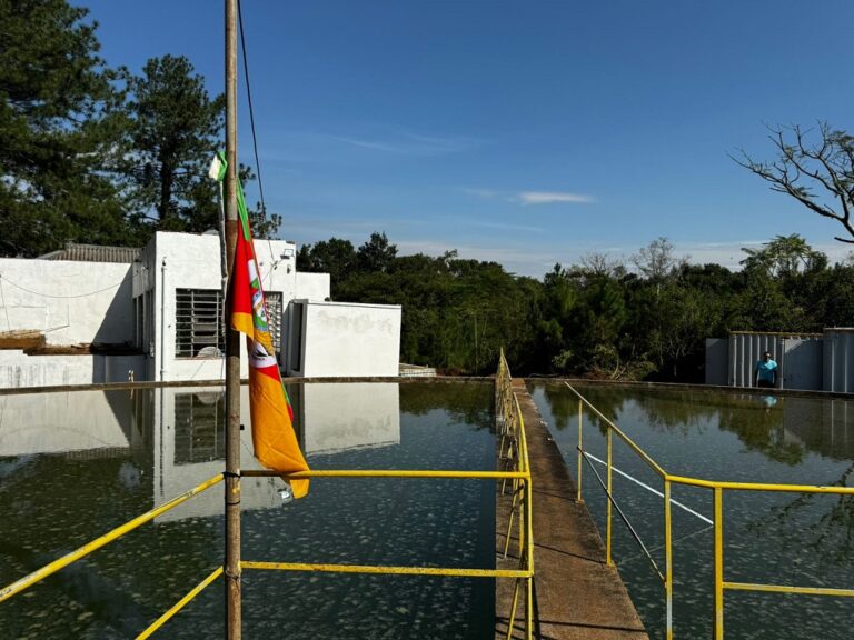 A Corsan reativou a Estação de Tratamento de Água (ETA) situada na Base Aérea de Canoas, que estava inativa há dez anos. Desde as primeiras horas desta quarta-feira (22), a água tratada no local já abastece os moradores do bairro Olaria.