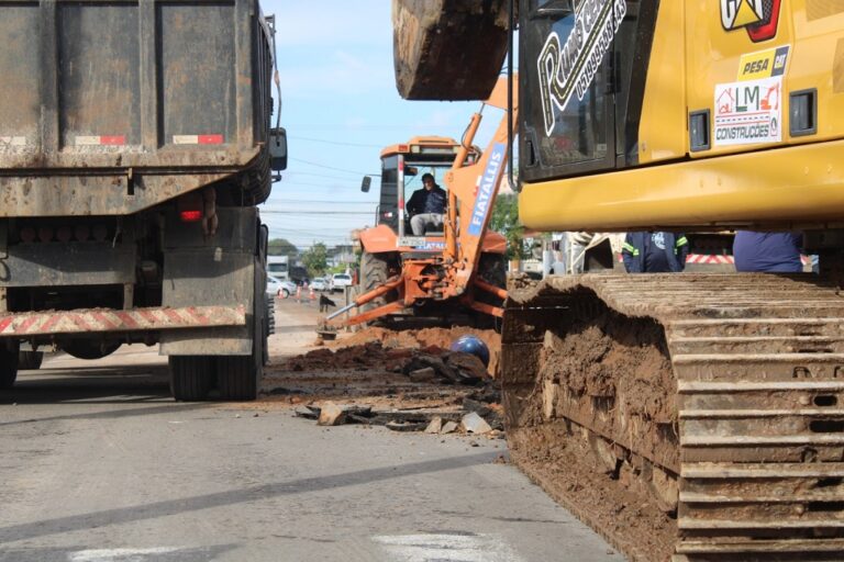 Equipes da Corsan trabalham no conserto de uma tubulação rompida por obra de uma empresa na Rua Celso Fidélis, em Canoas. O bairro Olaria tem interrupção do fornecimento e oscilações na pressão.
