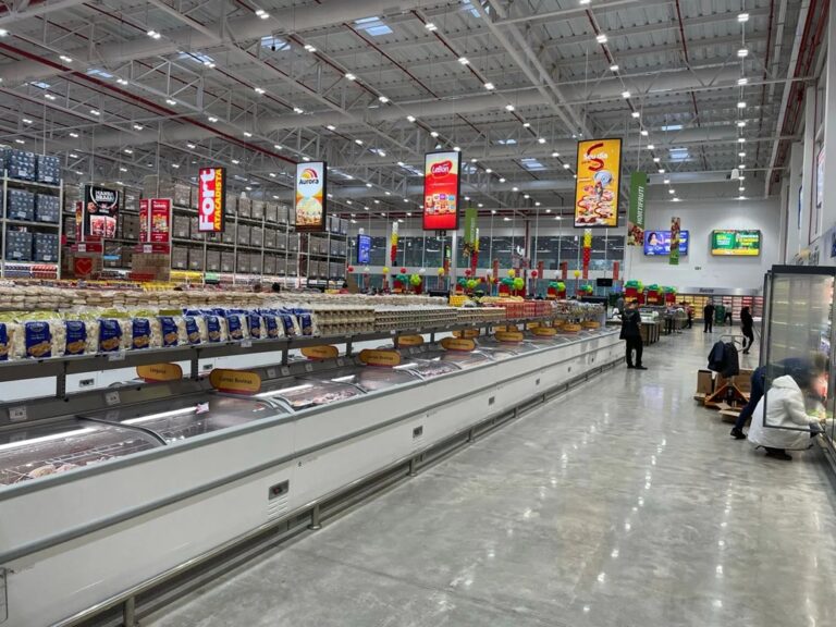 Um atacado tem vagas de emprego em Santa Catarina para vítimas da enchente em Canoas. São mais de 200 oportunidades.