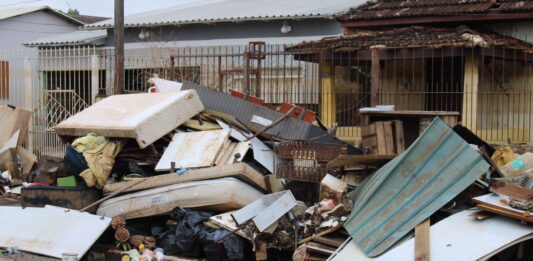 Moradores do bairro Fátima, um dos mais atingidos pela enchente em Canoas, estão, aos poucos, retornando para suas casas