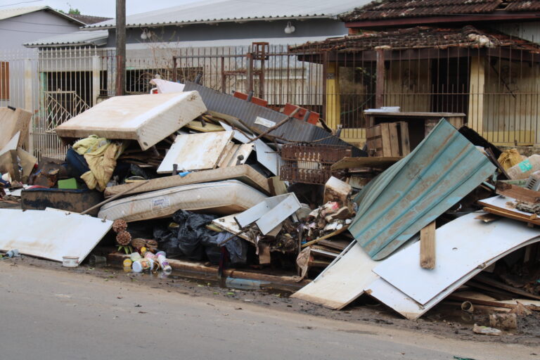 Moradores do bairro Fátima, um dos mais atingidos pela enchente em Canoas, estão, aos poucos, retornando para suas casas