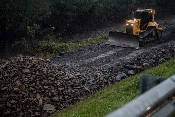Enchente em Canoas: a Prefeitura começou a construção de uma estrada de acesso para o dique do bairro Mathias Velho