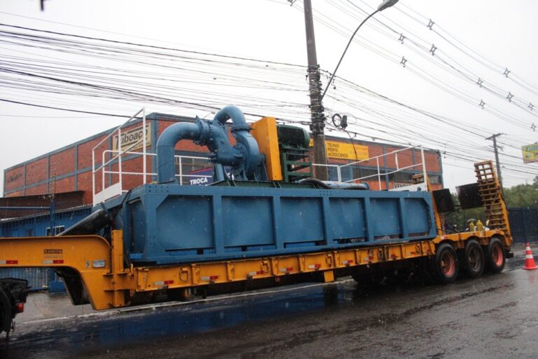 Duas motobombas chegaram no bairro Mathias Velho na manhã desta quinta-feira (23). Os equipamentos serão utilizados para drenar água da enchente em Canoas.
