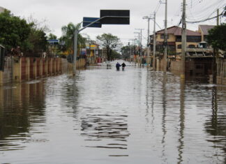 Enchente em Canoas: Moradores do bairro Rio Branco, reclamam que a água da enchente segue subindo. "Desde domingo ela não para de subir"