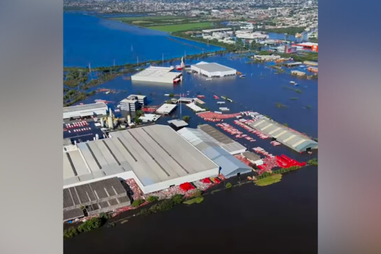 A fábrica da Coca Femsa em Porto Alegre foi severamente impactada pela recente enchente que assolou a região. A unidade, responsável pela produção e distribuição de produtos Coca-Cola para a capital gaúcha e áreas metropolitanas, está atualmente fora de operação devido aos danos causados pelas águas.