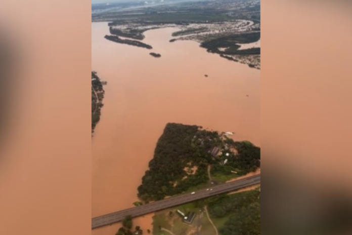 O governador Eduardo Leite publicou em suas redes sociais um vídeo em que mostra a situação da região das Ilhas do Guaíba, em Porto Alegre.