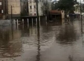 O bairro Guajuviras também foi duramente afetado pelo grande volume de chuva que caiu sobre a cidade na tarde desta quinta-feira (23). A avenida 17 de Abril, a principal do bairro, registrou um grande acúmulo de água.