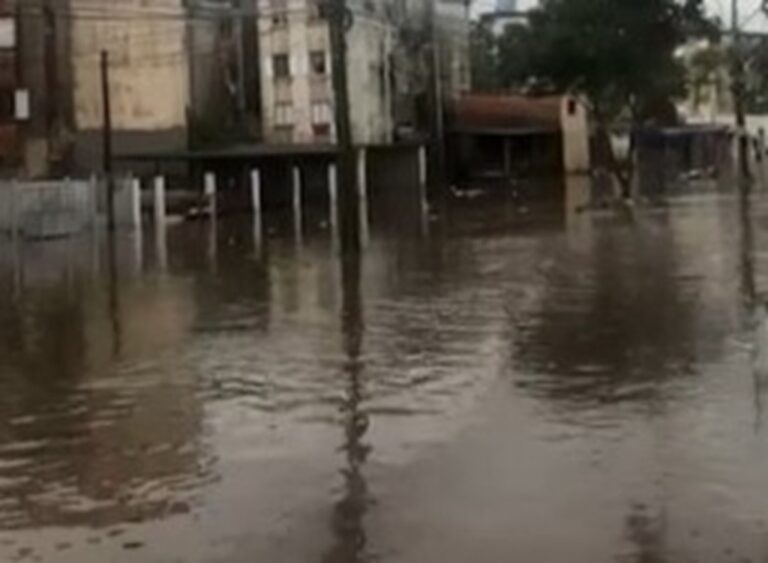 O bairro Guajuviras também foi duramente afetado pelo grande volume de chuva que caiu sobre a cidade na tarde desta quinta-feira (23). A avenida 17 de Abril, a principal do bairro, registrou um grande acúmulo de água.