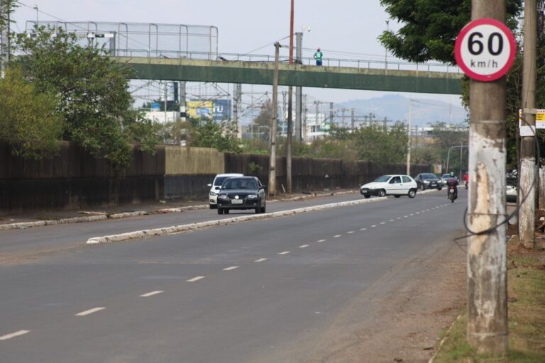 A avenida Guilherme Schell, no bairro Fátima, em Canoas, já está iiberada para o fluxo de veículos. O trecho ficou mais de 10 dias bloqueado após a água invadir a pista.