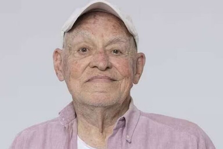 O mundo do futebol brasileiro está de luto com a triste notícia do falecimento do renomado narrador Silvio Luiz, aos 89 anos, nesta quinta-feira (16). Internado na UTI do Hospital Oswaldo Cruz, no Centro de São Paulo, a morte de Silvio foi em decorrência falência múltipla dos órgãos.