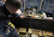 A Polícia Rodoviária Federal (PRF) apreendeu uma van carregada de perfumes escondidos em um fundo falso na última terça-feira (30). O flagrante ocorreu na BR-158, em Sant’Ana do Livramento, na Fronteira Oeste.