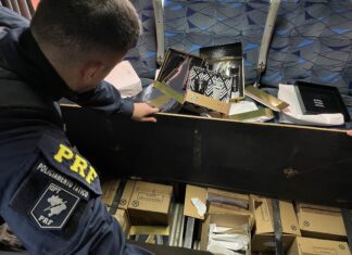 A Polícia Rodoviária Federal (PRF) apreendeu uma van carregada de perfumes escondidos em um fundo falso na última terça-feira (30). O flagrante ocorreu na BR-158, em Sant’Ana do Livramento, na Fronteira Oeste.