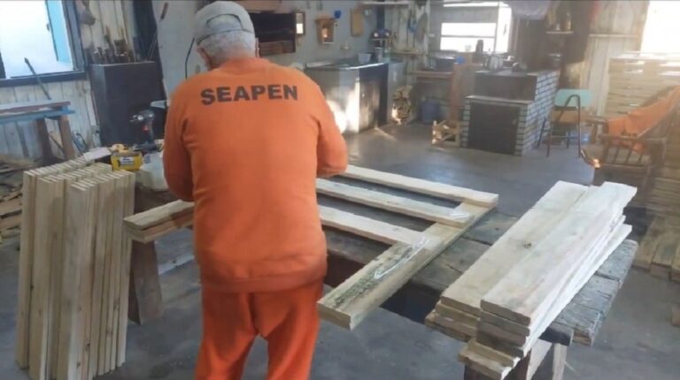 Detentos do sistema prisional do Rio Grande do Sul estão produzindo camas e berços para ajudar a população afetada por enchentes no estado. A iniciativa, coordenada pela Superintendência de Serviços Penitenciários (Susepe), envolve presídios de Iraí e Canela.