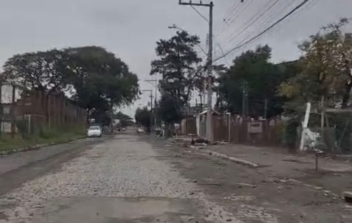 Mais de 10 mil moradores do bairro Niterói, em Canoas, estão sem luz. Clientes relatam que estão sem o serviço desde a última quinta.